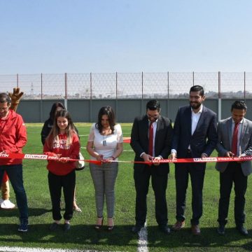 Norma Layón inaugura cancha de futbol en bachillerato UPAEP de Texmelucan