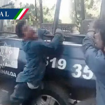 Policías de Sinaloa dan de tablazos a detenido esposado