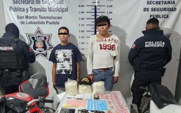 Detienen a dos sujetos con armas y droga en Texmelucan