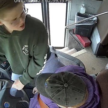 (VIDEO) Estudiante detiene autobús tras desmayo de conductora en Michigan