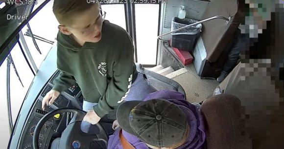 (VIDEO) Estudiante detiene autobús tras desmayo de conductora en Michigan