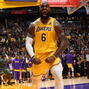 Los Lakers se colocan a un triunfo de avanzar a las semifinales del Oeste