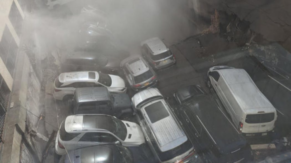 Derrumbe en estacionamiento de Nueva York deja un muerto y varios lesionados