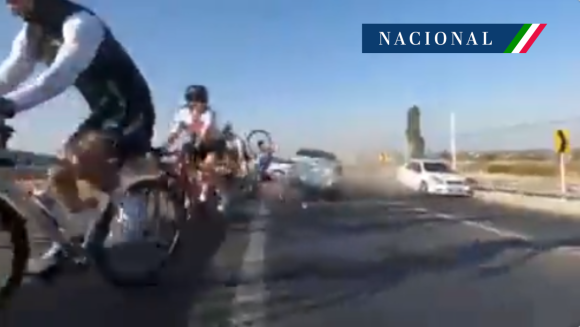 Conductor en presunto estado de ebriedad arrolla a ciclistas en carretera de Querétaro