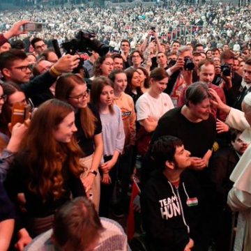 Papa Francisco pide a jóvenes “no quedarse pegados al celular”