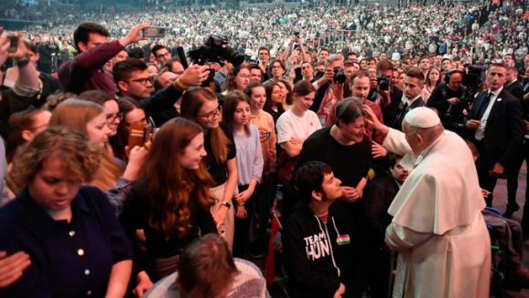 Papa Francisco pide a jóvenes “no quedarse pegados al celular”
