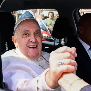 “Sigo vivo”, dijo el Papa Francisco al salir del hospital