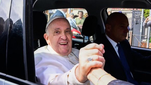 “Sigo vivo”, dijo el Papa Francisco al salir del hospital