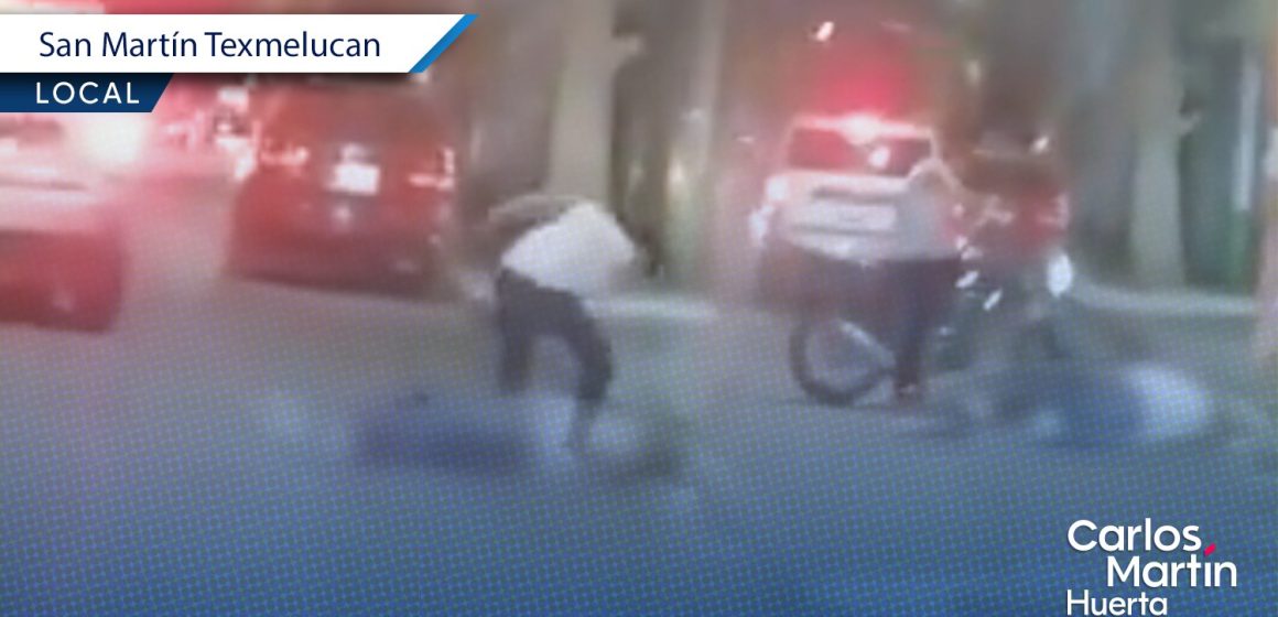 Pelea en Texmelucan termina con sujeto arrollando a hombre inconsciente con su moto
