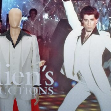 Subastará traje que utilizó John Travolta en “Fiebre de Sábado por la Noche”