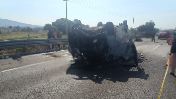 Volcadura e incendio en la México-Puebla deja dos muertos