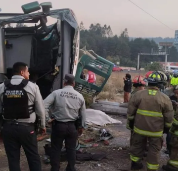 Volcadura en la autopista México –Toluca deja un saldo de 4 personas muertas y 30 lesionados