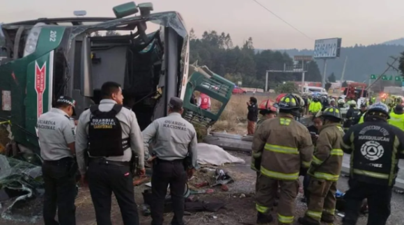Volcadura en la autopista México –Toluca deja un saldo de 4 personas muertas y 30 lesionados