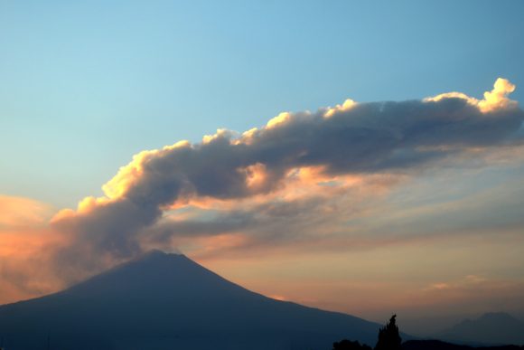 En las últimas 24 horas, el volcán Popocatépetl emitió 223 exhalaciones