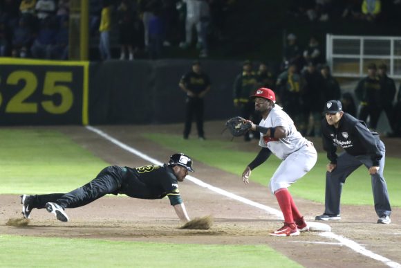 Pericos gana el partido inaugural