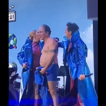 Cristian Castro se desnuda durante concierto