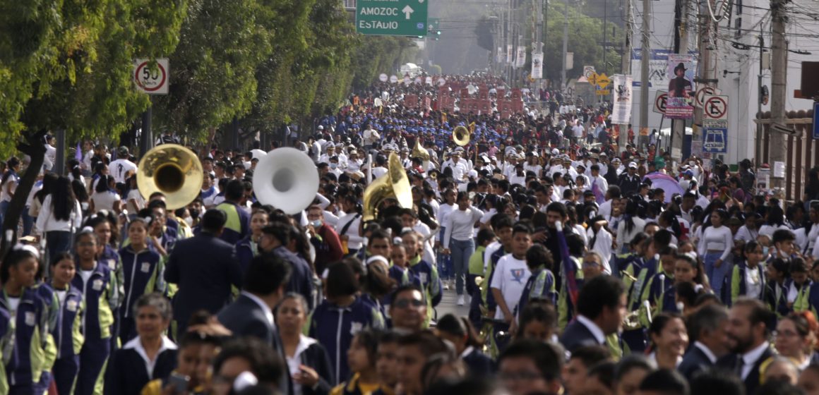 Participan más seis mil estudiantes en Pase de Revista del desfile del 5 de Mayo
