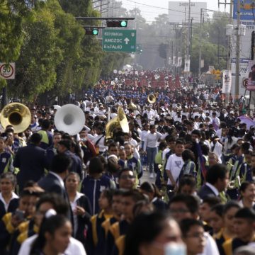 Participan más seis mil estudiantes en Pase de Revista del desfile del 5 de Mayo
