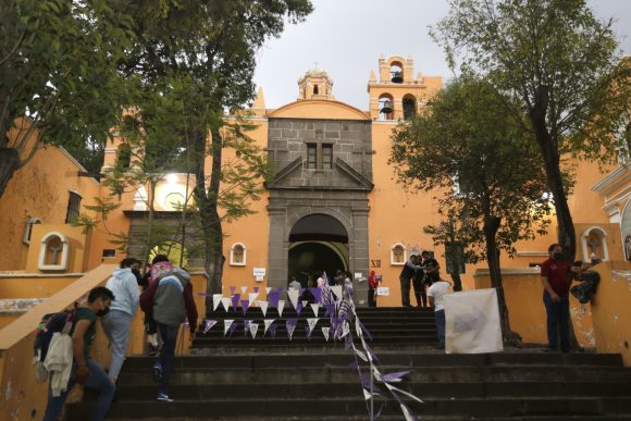 IGLESIA DEL CALVARIO Alistan operativos durante la instalación de 1800 ambulantes en el Calvario