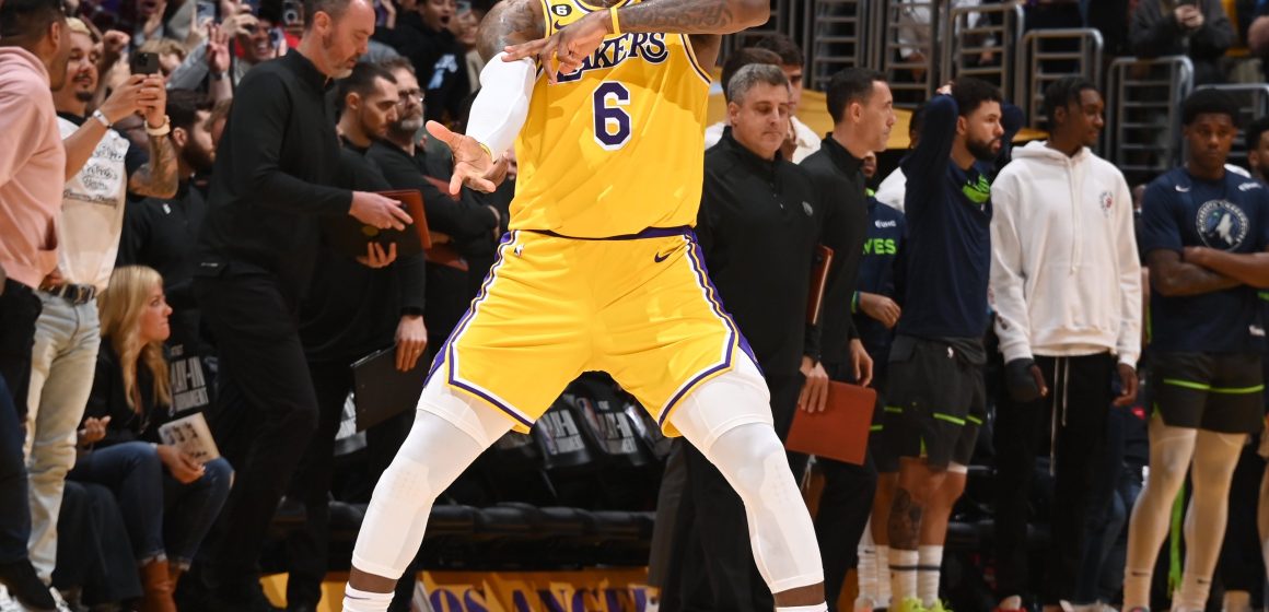 Los Lakers de Los Ángeles vienen de atrás y se meten a Playoffs