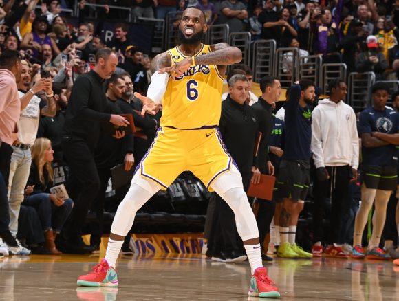 Los Lakers de Los Ángeles vienen de atrás y se meten a Playoffs