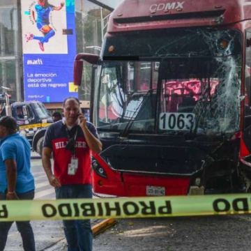 Choque de Metrobús en Insurgentes deja 20 lesionados