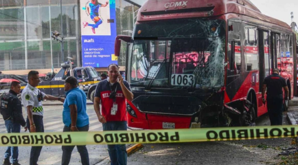 Choque de Metrobús en Insurgentes deja 20 lesionados