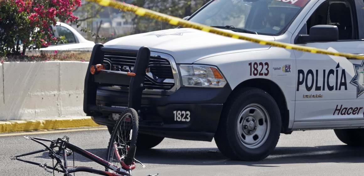 Conductor agrede a policías que resguardaban Vía Recreativa causando accidente y muerte de un joven