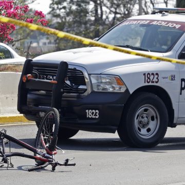 Conductor agrede a policías que resguardaban Vía Recreativa causando accidente y muerte de un joven
