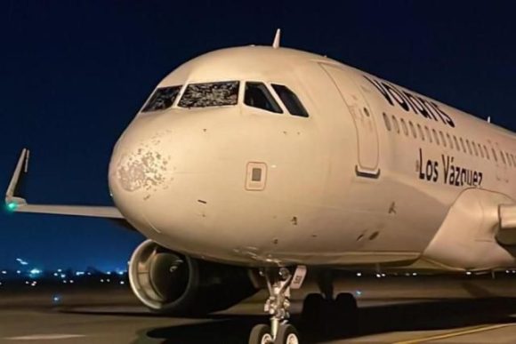 Tormenta rompe parabrisas de avión que volaba de Tijuana a Monterrey; el vuelo fue desviado