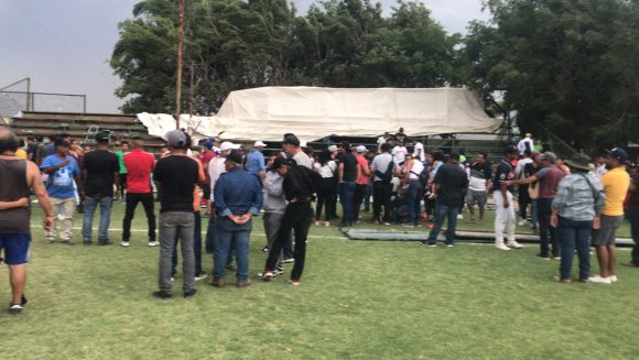 73af135e-0349-4d7f-a35c-5328ae1931ef Varios lesionados dejó caida de tubos y lonas en estadio de Izúcar