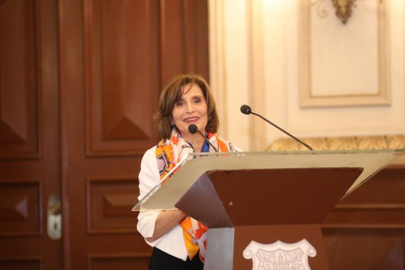 Ángeles Mastretta es condecorada con la presea Puebla de Zaragoza