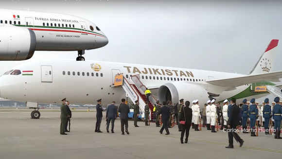 Presidente de Tayikistán estrena avión presidencial que compró a México y realiza su primer viaje