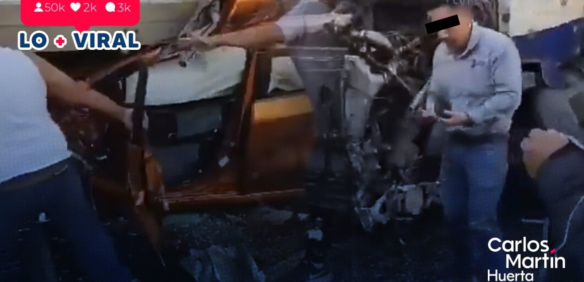 (VIDEO) Conductor sale por su propio pie; su auto quedó bajo un tráiler