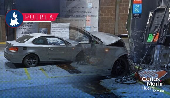 BMW se impacta contra bomba de gasolinera en Lomas de Angelópolis; conductora se da a la fuga