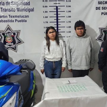 Detienen a pareja con metanfetaminas y moto robada en Texmelucan