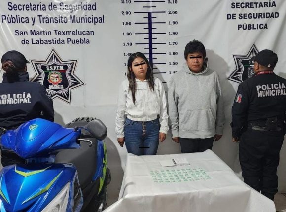 Detienen a pareja con metanfetaminas y moto robada en Texmelucan