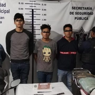 Roban dos motocicletas en Texmelucan; detienen a cuatro