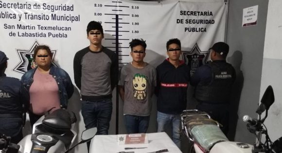 Roban dos motocicletas en Texmelucan; detienen a cuatro