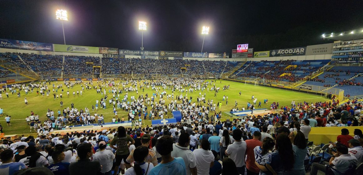 Estampida en partido de futbol en El Salvador deja 12 muertos