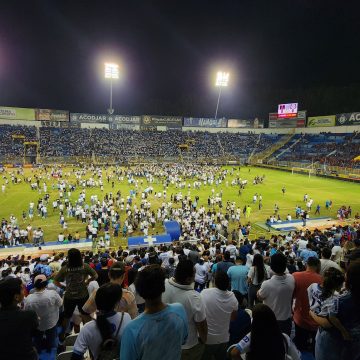 Estampida en partido de futbol en El Salvador deja 12 muertos