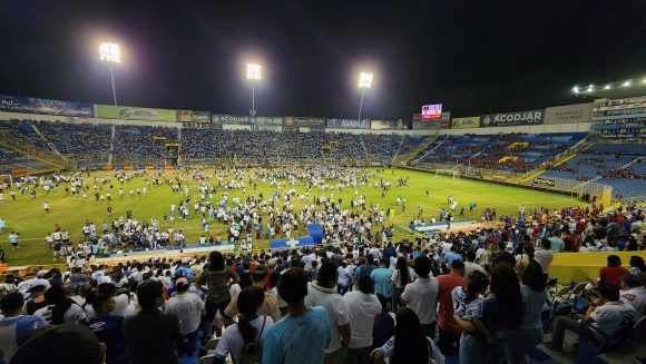 Estampida en partido de futbol en El Salvador deja 12 muertos