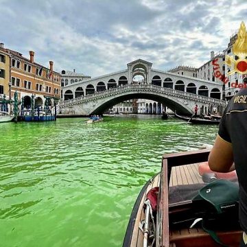 Venecia amanece con sus aguas de color verde