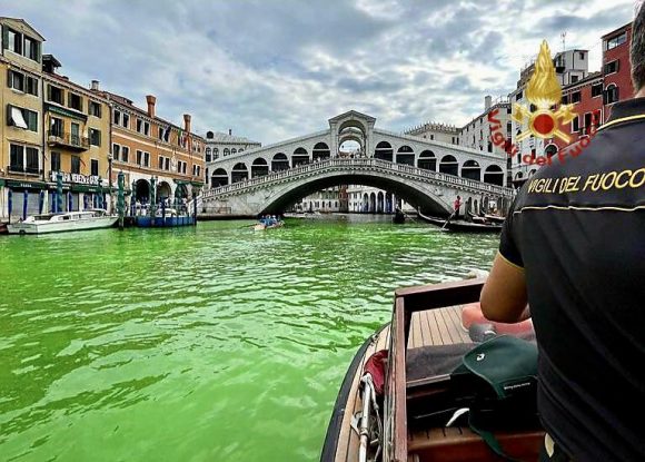 Venecia amanece con sus aguas de color verde