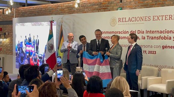 Se entrega el primer pasaporte no binario en México