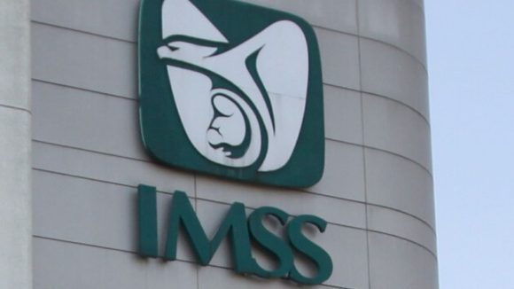 IMSS-via-remota Madre da a luz en baño de hospital del IMSS; bebé cae en el agua del retrete