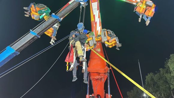 Falla en juego deja personas atrapadas en Feria de San Isidro, Metepec