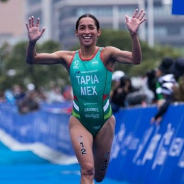 Rosa María Tapia gana medalla de plata en Serie Mundial de Triatlón