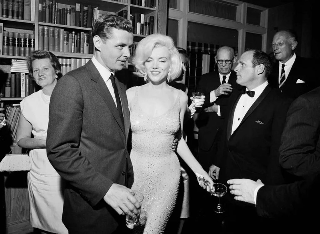 Tras cantar en el Madison Square Garden Marilyn Monroe con su vestido inolvidable asistio a una fiesta en Manhattan donde se volvio a encontrar con JFK.webp