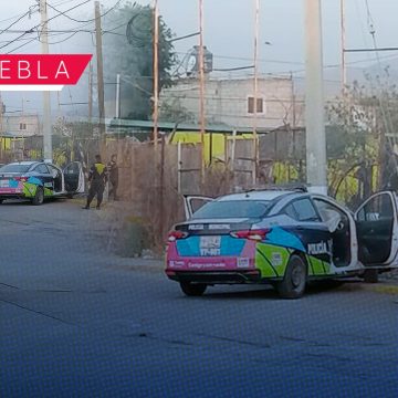 Tras persecución, patrulla municipal choca contra poste de luz